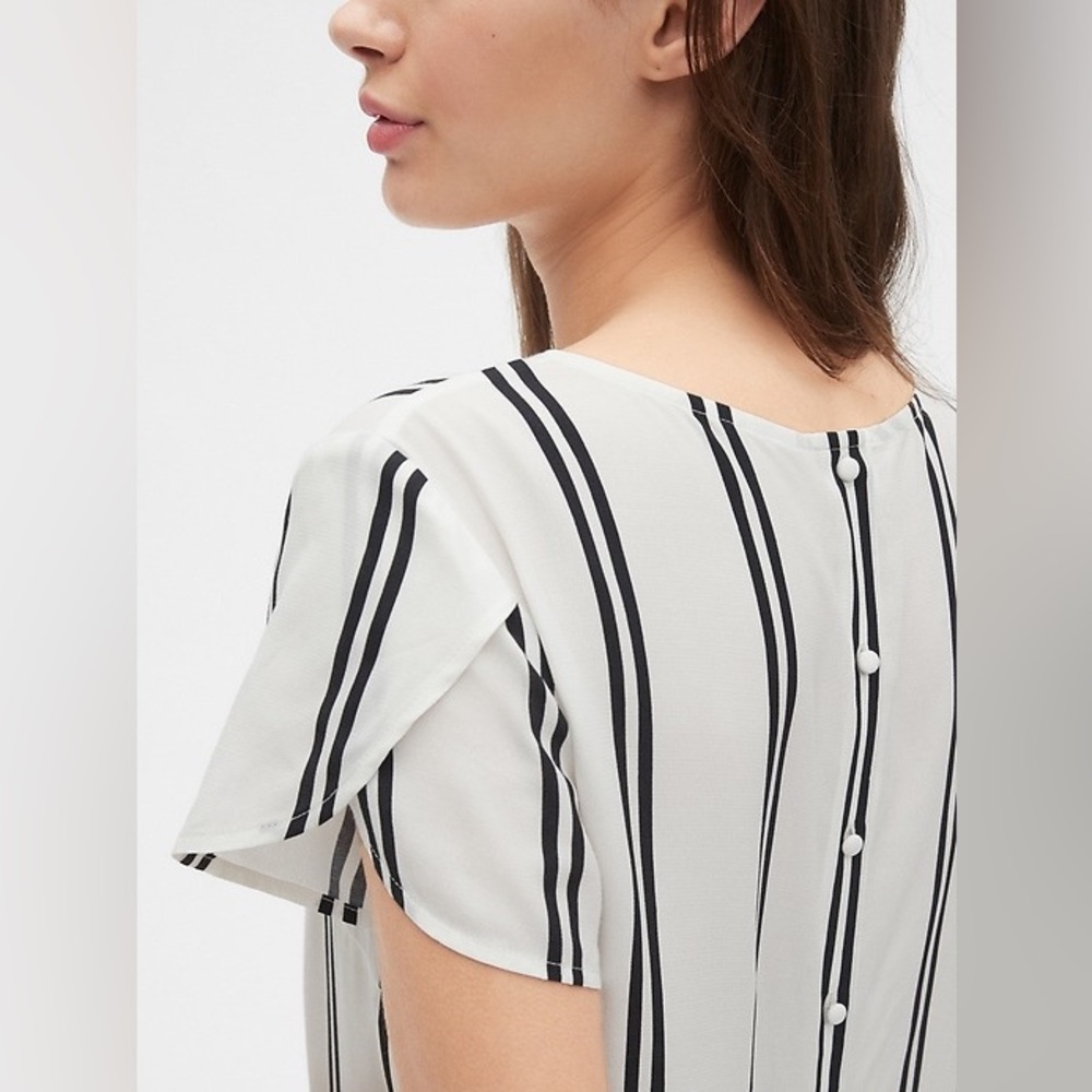 Gap Button-Back Tulip Sleeve Top